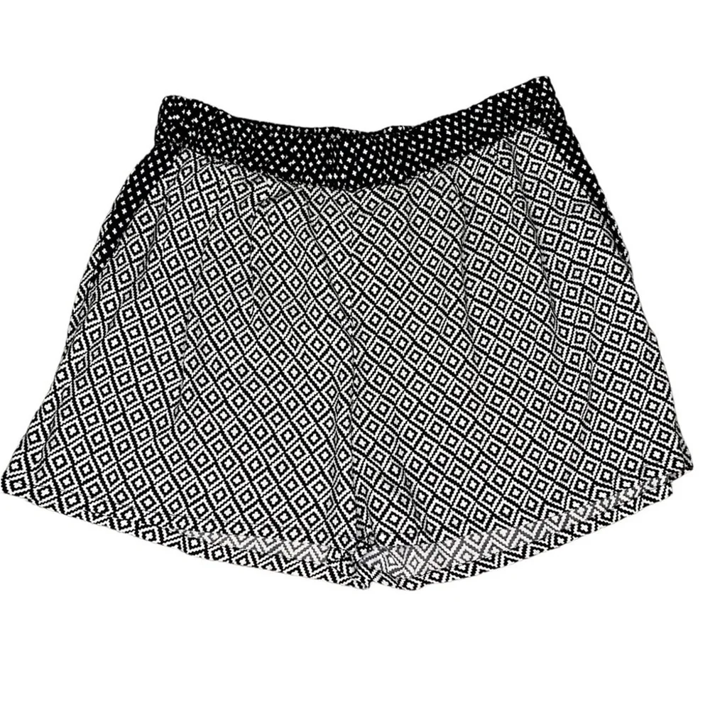 H&M Black And White Tribal Printed Stretch Pull on Viscose Shorts Casual Size 12